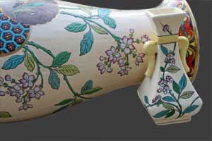 Détail du décor des deux vases.