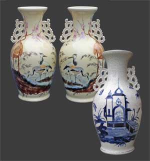 Vue de la paire de vases justposé à un autre de même forme.