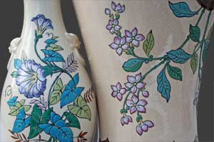 Vue d'un détail du décor des deux vases.