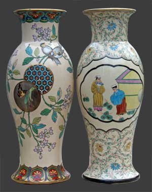 Vue d'un des deux vases à côté d'un vase de Tergnier.