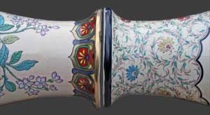 Vue agrandie des deux vases pied contre pied.