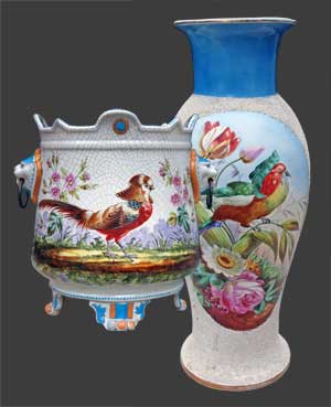 Vue du vase à côté d'un vase de la faïencerie de Tergnier.