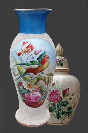 Vue du vase à côté d'une potiche de la faïencerie de Tergnier.
