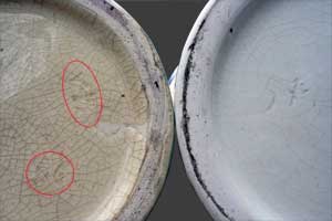 Vue agrandie du dessous des deux vases.