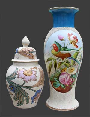 Vue du vase à côté d'une potiche en flanellé de la faïencerie de Wasmuël.