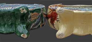 Vue de la paire de vases justposé à un autre de même forme.