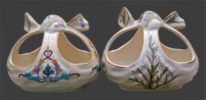 Vue d'un des deux vases à côté d'un vase de Tergnier.