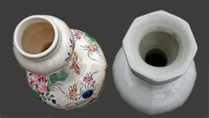 Les deux vases côte à côte, vue du dessus.