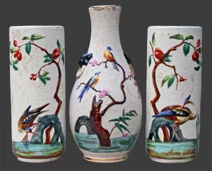 Vue de nos deux vases à côté d'un troisième.