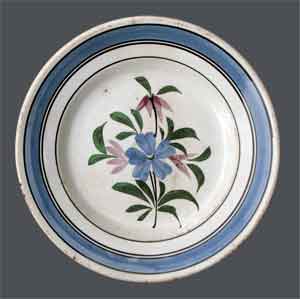 Petite assiette de table polychrone, décor floral, peinte main