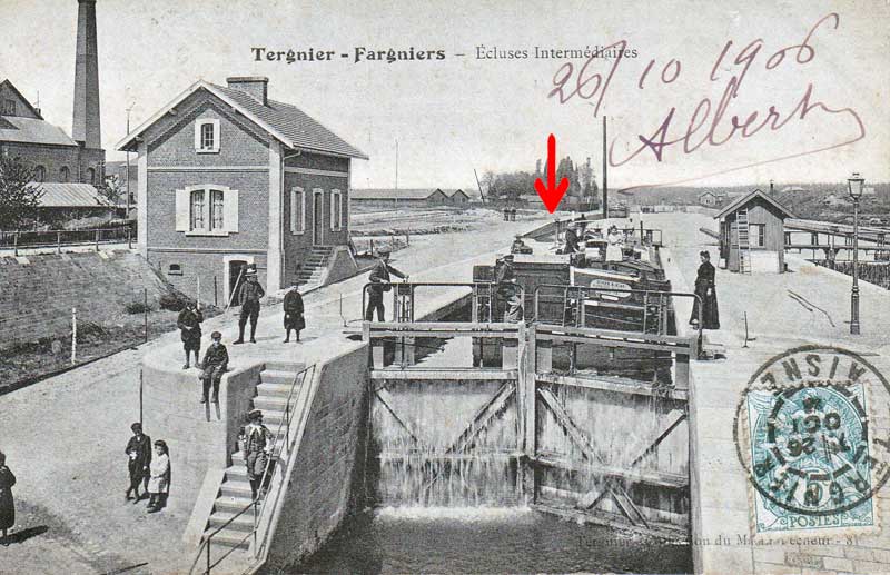 Vue du canal où l'on voit l'emplacement qu'avait la faïencerie pour avoir accès au canal