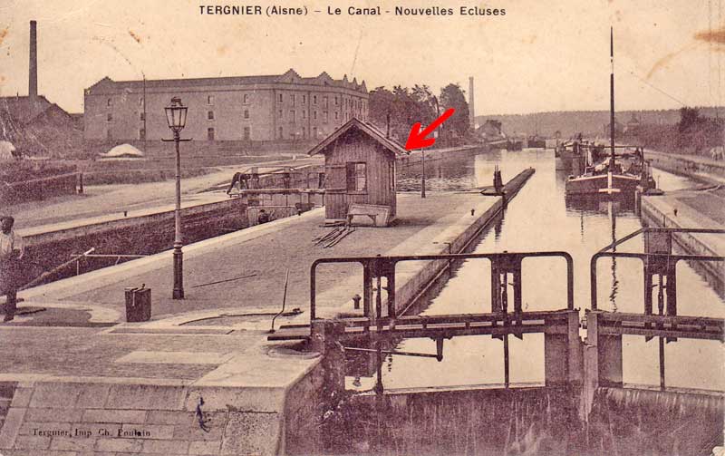 Vue du canal où l'on voit l'emplacement qu'avait la faïencerie pour avoir accès au canal