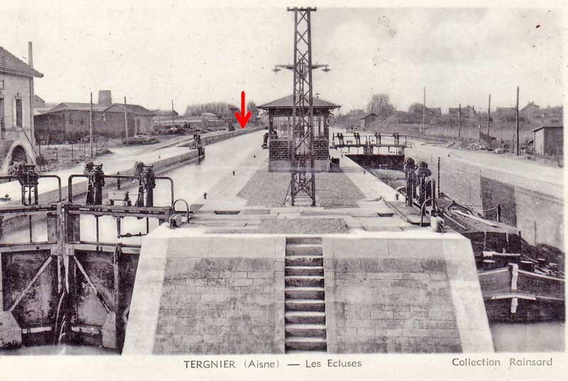 Vue du canal avec l'endroit où la faïencerie avec accès au canal