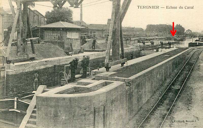 Vue du canal avec l'endroit où la faïencerie avec accès au canal