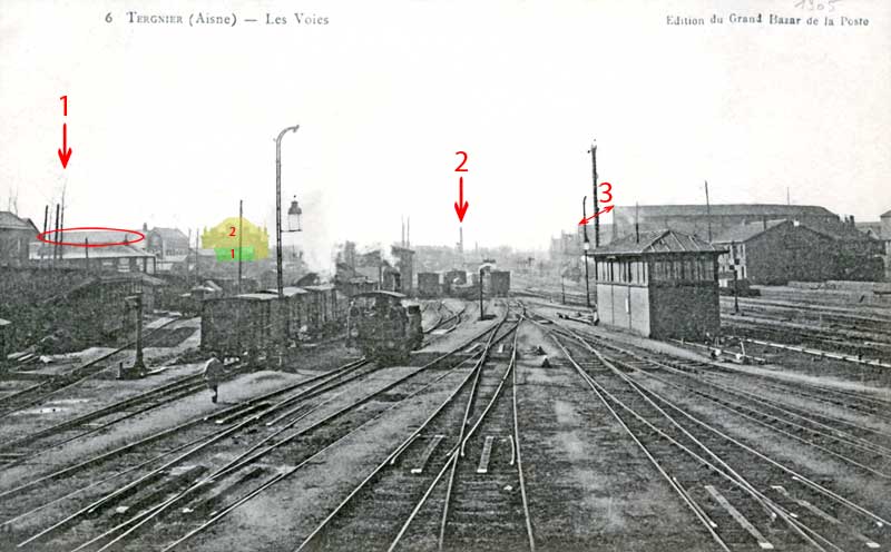 Autre photo vue des voies où l'on voit la maison du directeur colorée