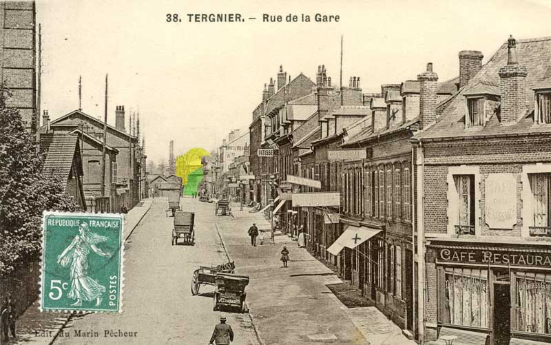 Photo de l'entrée de la rue de la Gare où l'on voit la maison du directeur colorée