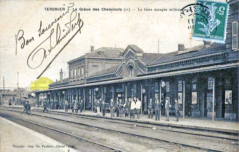 Photo prise des voies où l'on voit la maison du directeur colorée